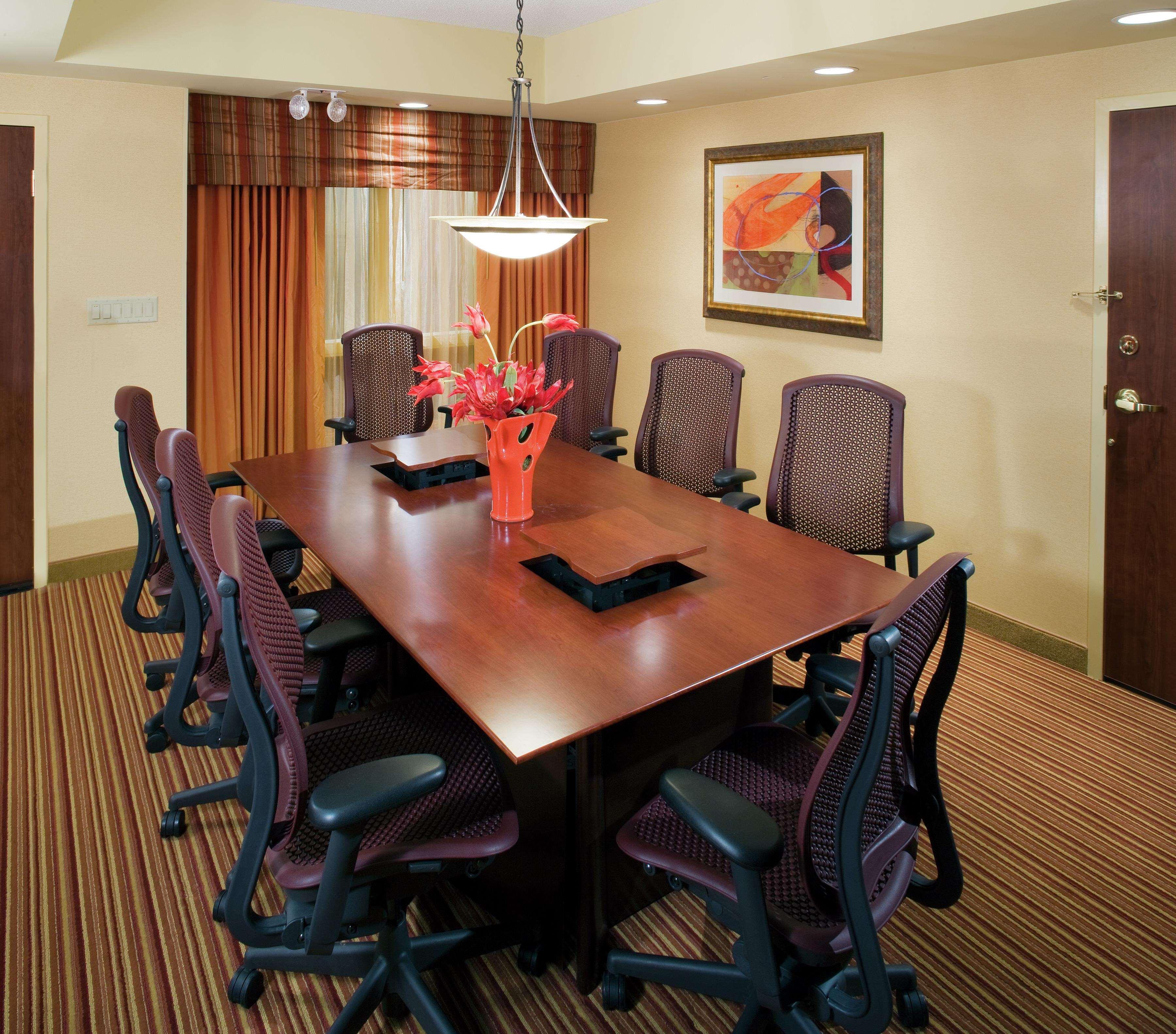 Embassy Suites By Hilton Norman Hotel & Conference Center Бизнес фото