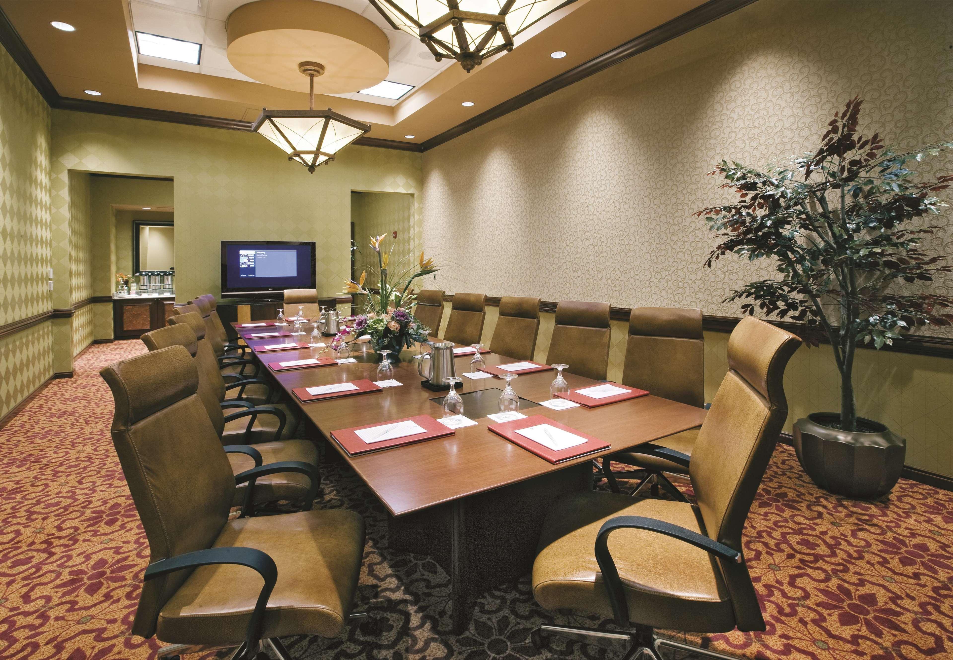 Embassy Suites By Hilton Norman Hotel & Conference Center Экстерьер фото